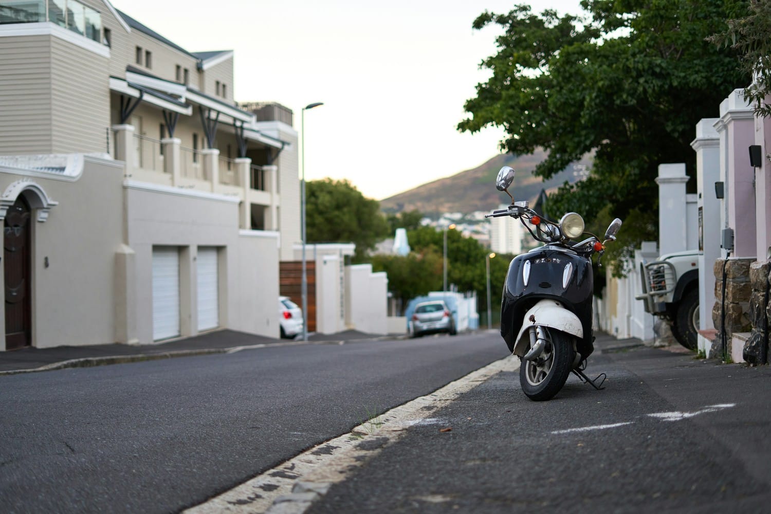 Un scooter électrique avec en arrière-plan la ville du Cap et Table Mountain