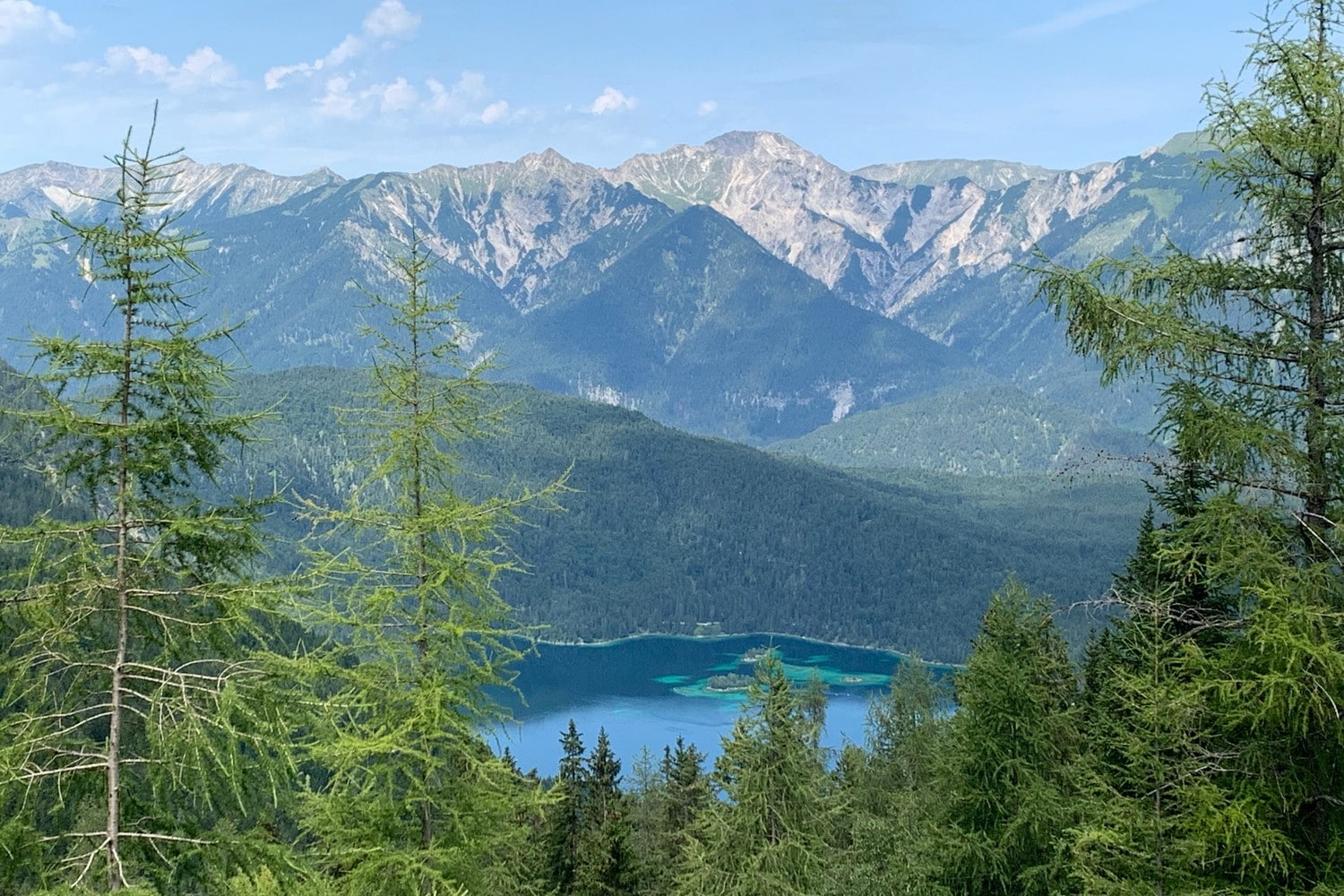 Paysage des lacs italiens avec les Dolomites en arrière-plan.