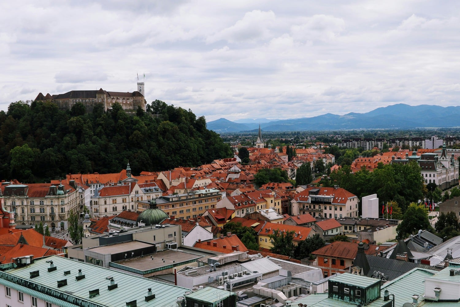 Vue aérienne du château de Ljubljana dominant la ville.