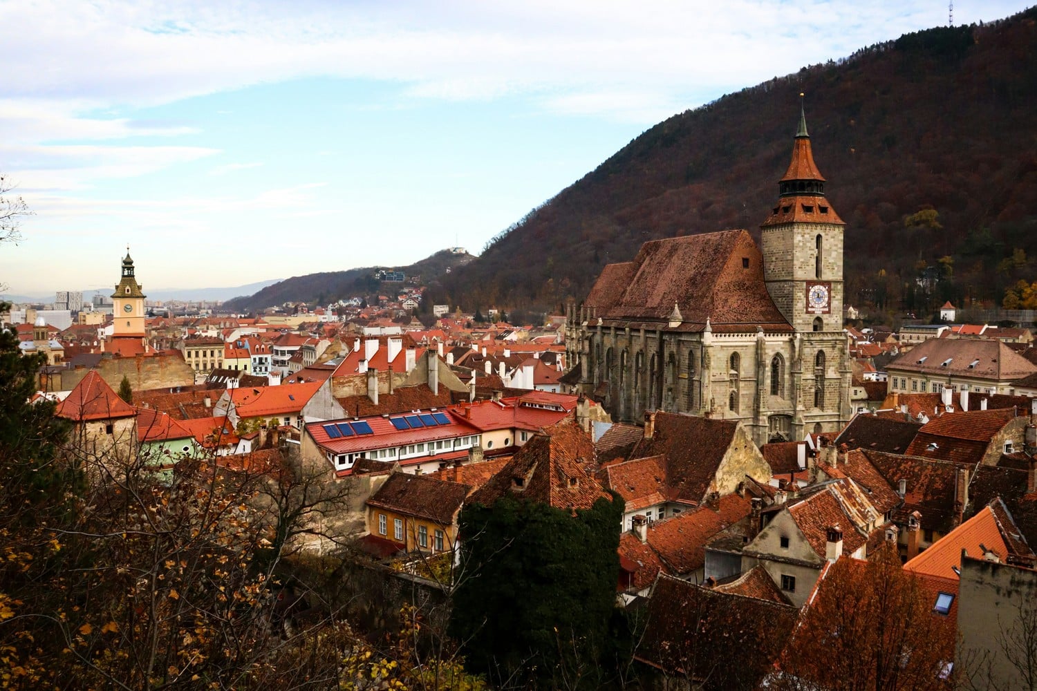 Vue d'ensemble des toits colorés d'une cité médiévale en Transylvanie