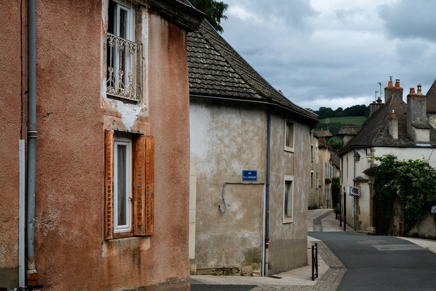 Vue d'ensemble de plusieurs villages français classés parmi les plus beaux de France