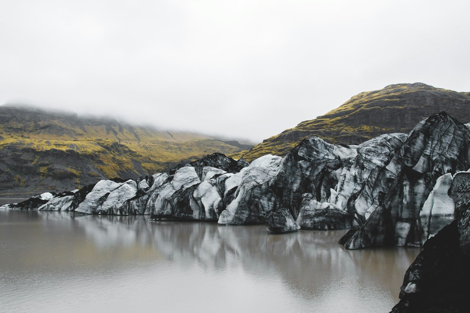 Photo d'un paysage de montagne avec glaciers.