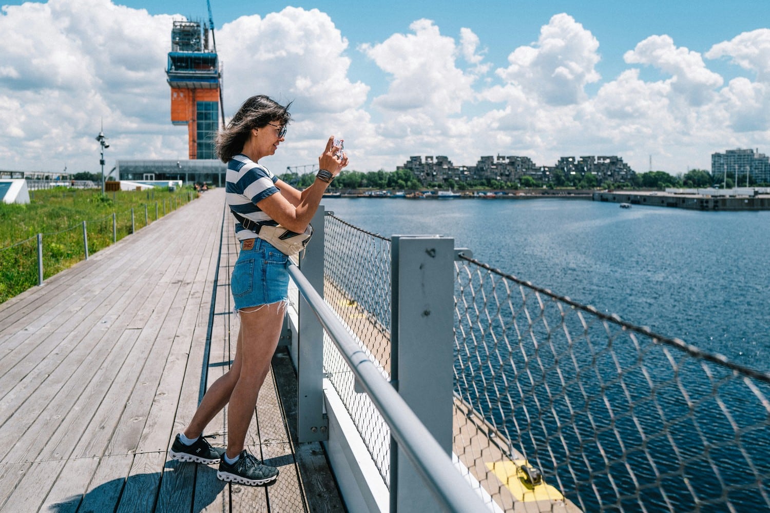 Un touriste prend une photo dans un lieu magnifique.