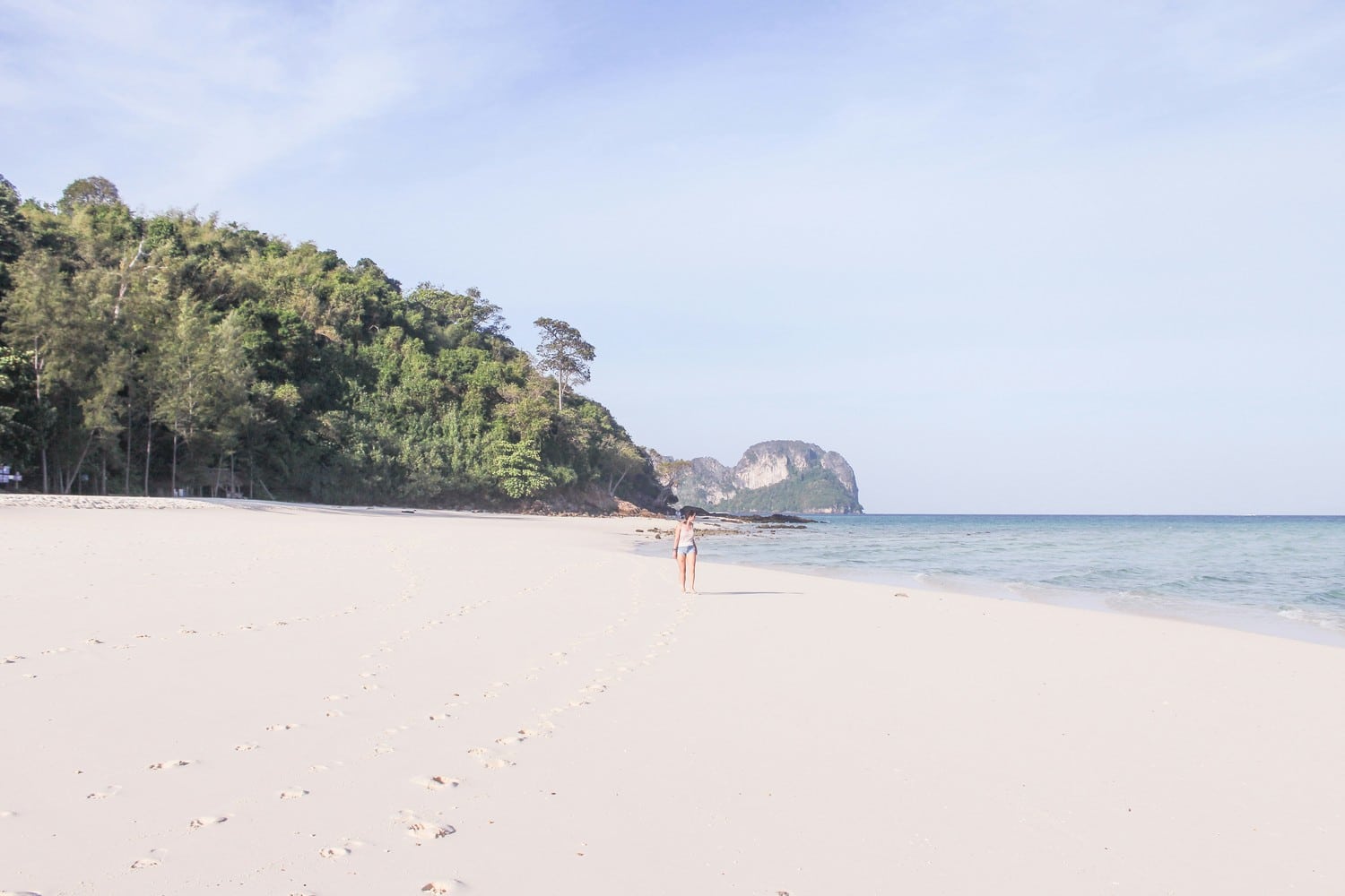 Plage de sable blanc et eaux turquoise en Asie du Sud-Est