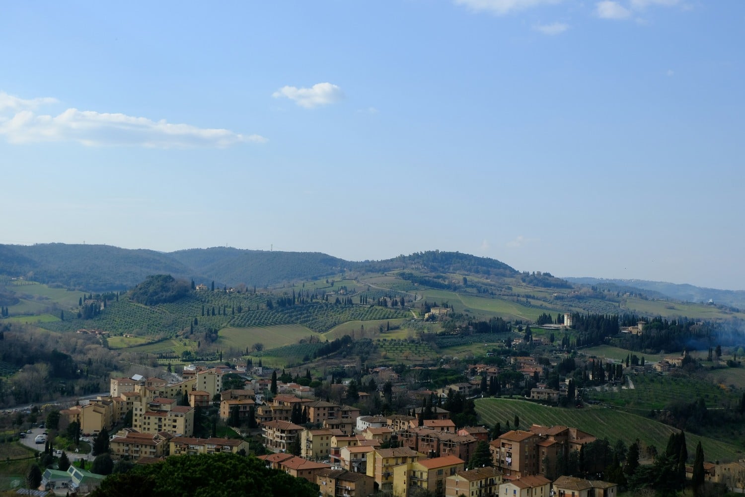 Village perché en Toscane avec des cyprès.