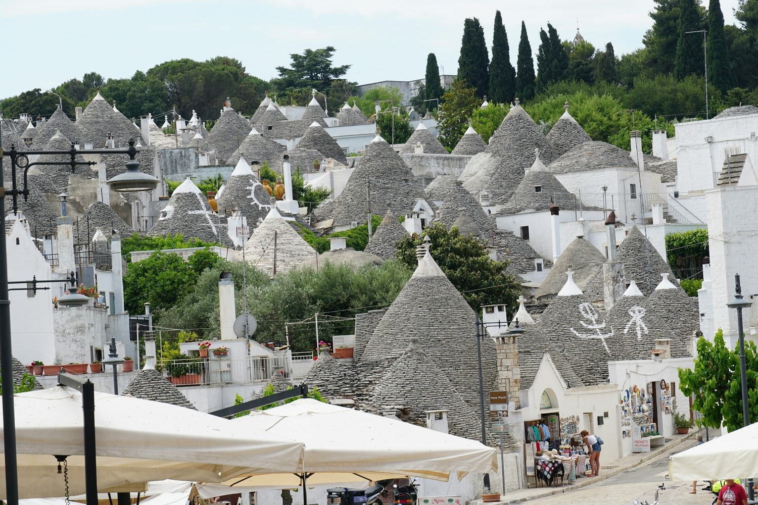 Vue des trulli d'Alberobello, architecture blanche typique des Pouilles.