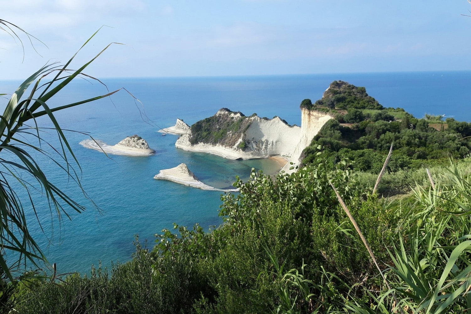 Une plage de rêve à Corfou avec du sable fin et une eau turquoise.