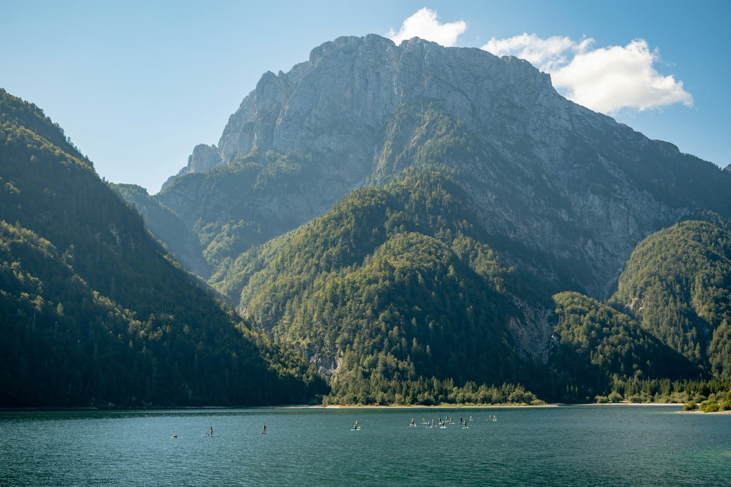 Paysage de montagne avec un lac turquoise