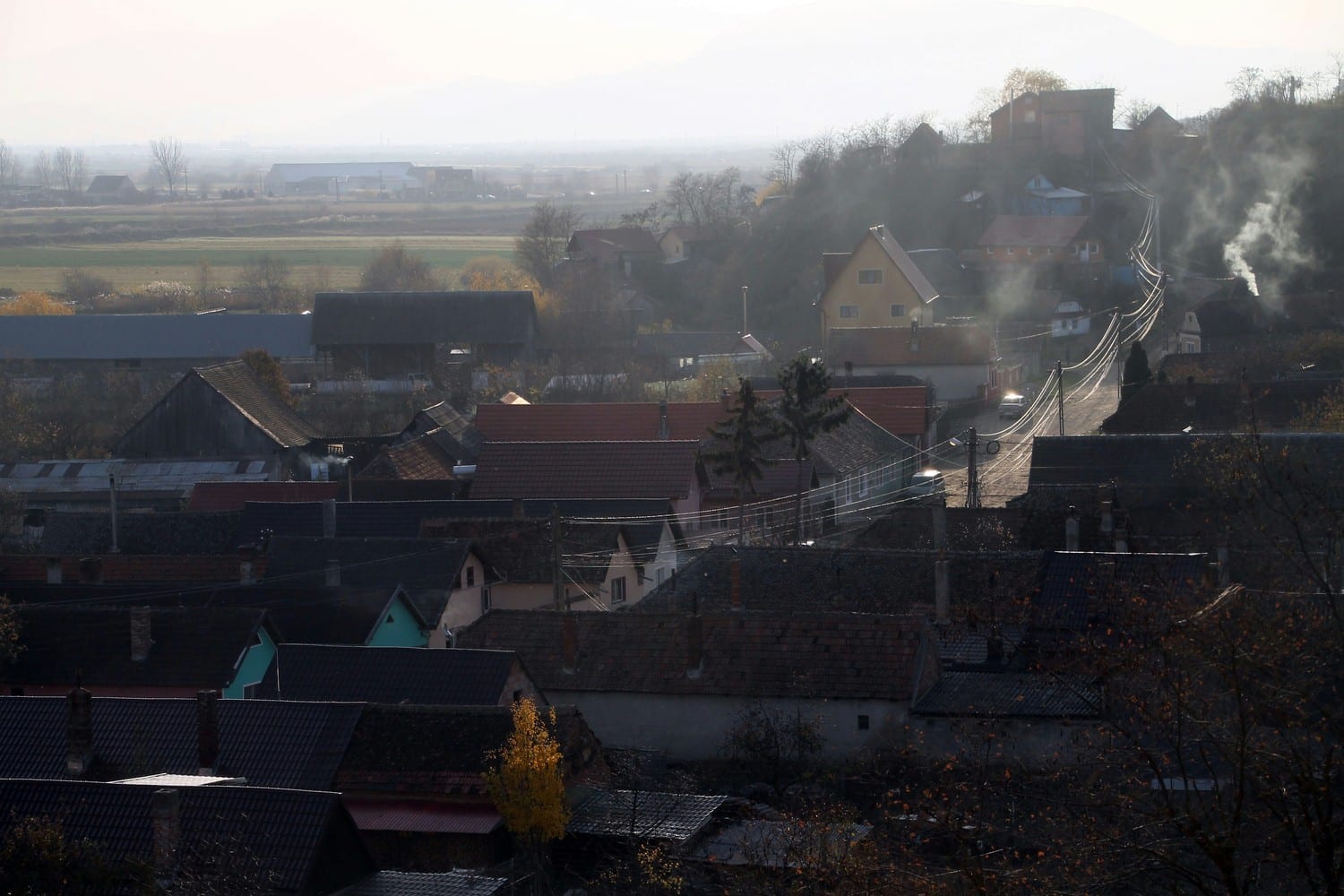 Un village typique saxon avec ses maisons colorées et son église fortifiée