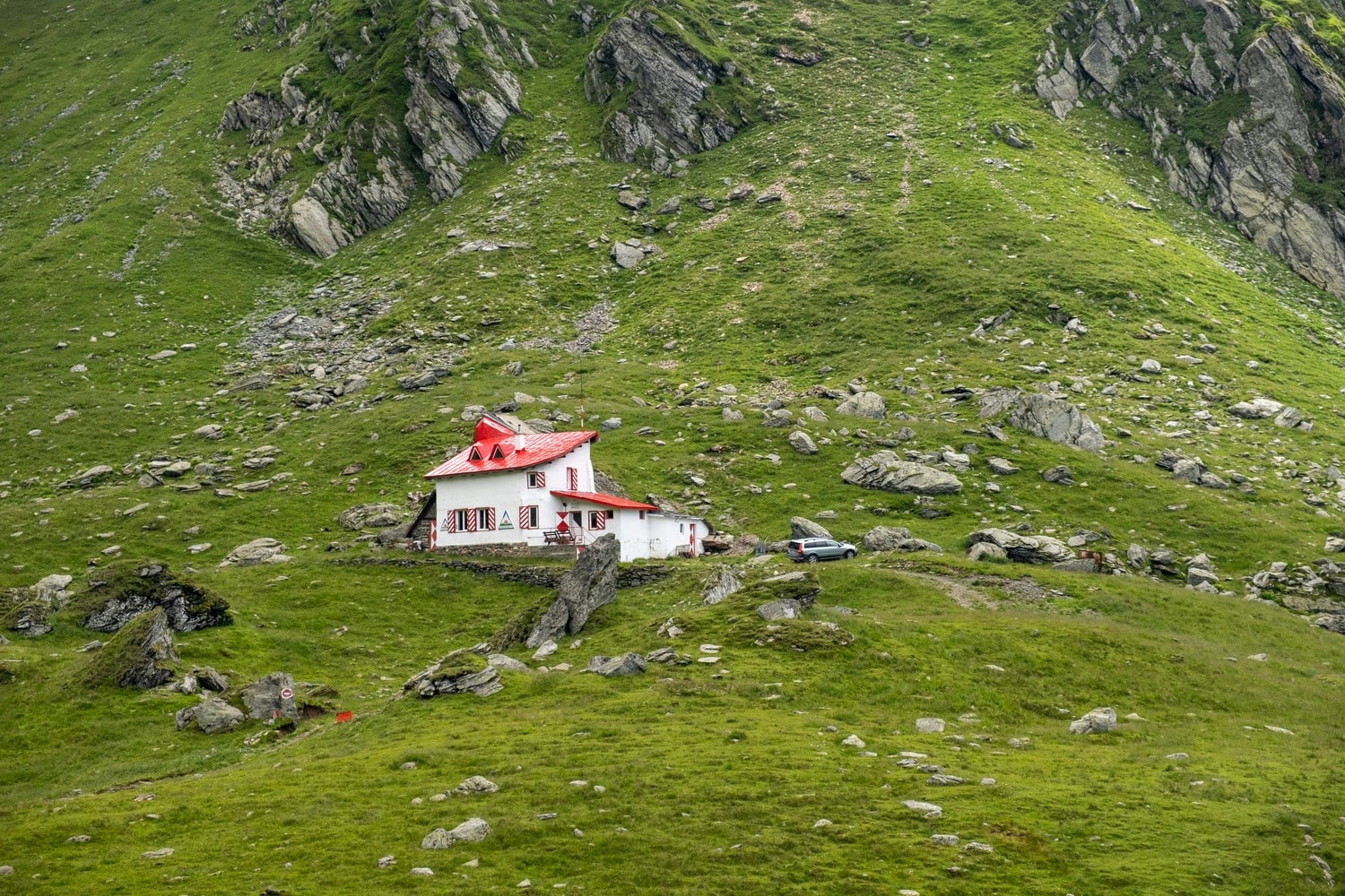 Paysage de montagnes sauvages et préservées en Roumanie