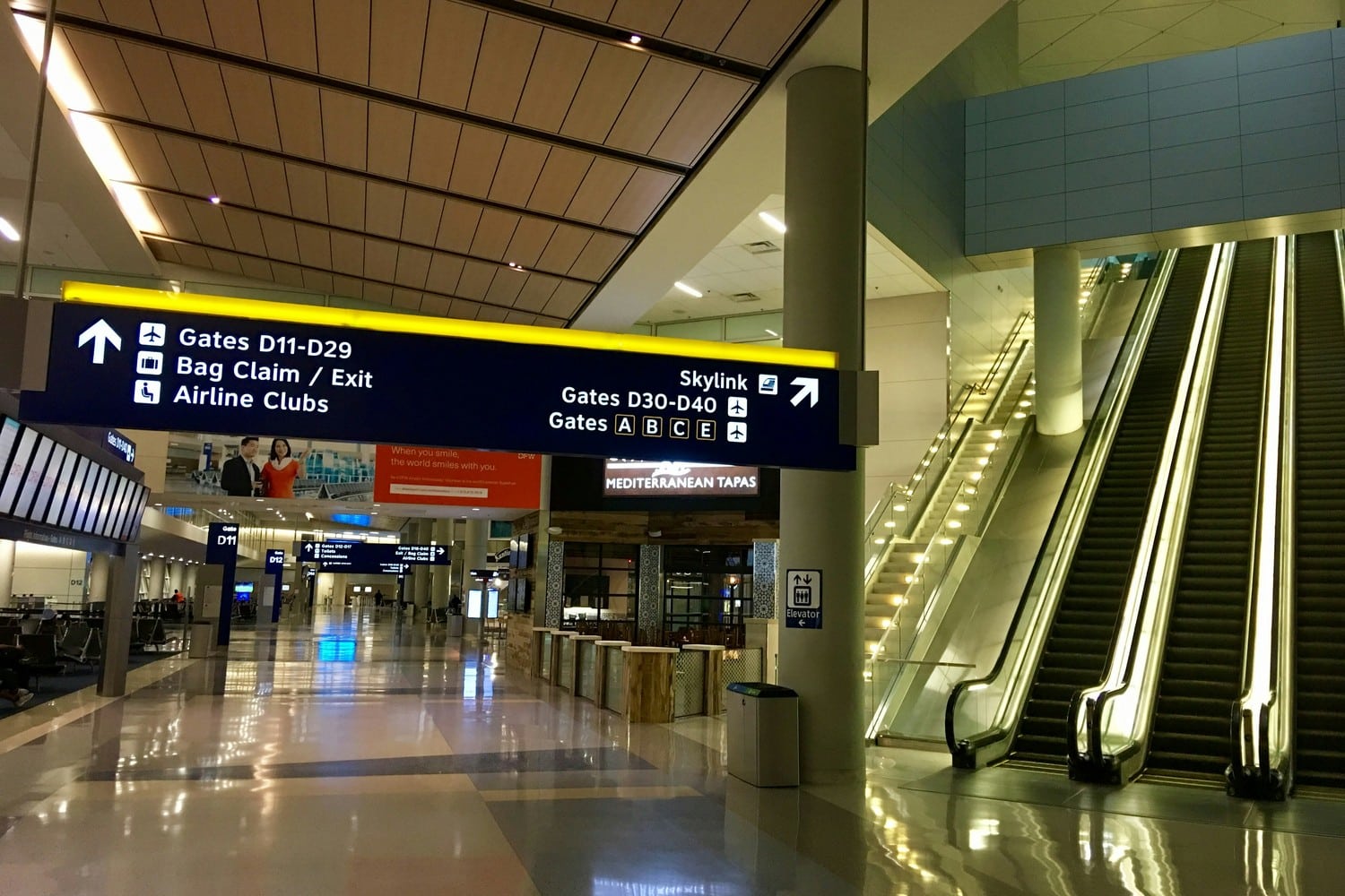 Un avion en plein vol, symbolisant une stratégie d'itinéraire.