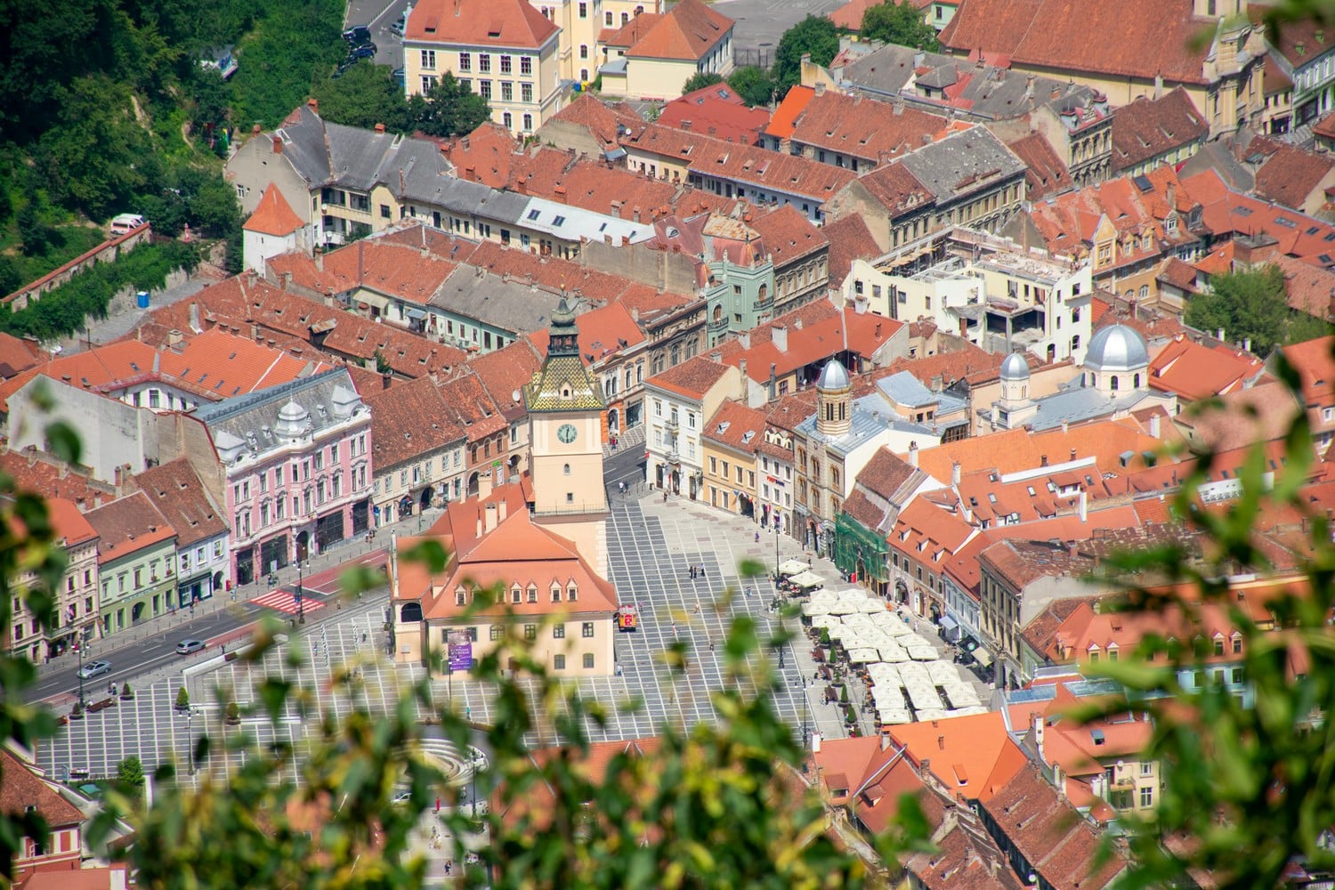 Vue panoramique de la ville de Brașov avec les montagnes en arrière-plan