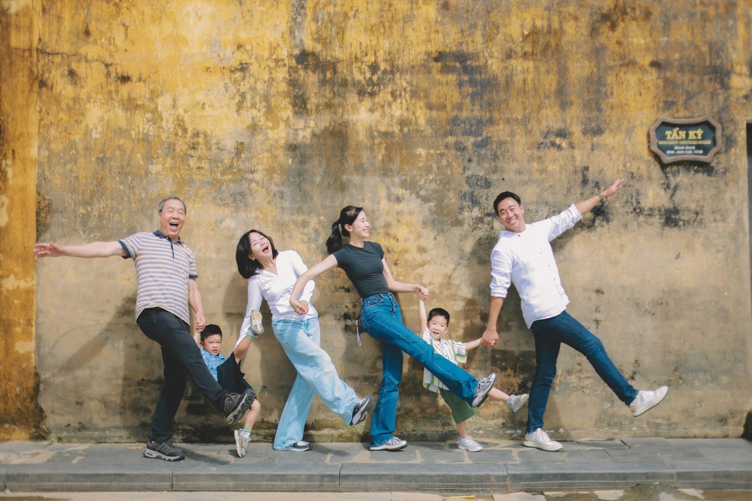 Un groupe d'amis ou une famille profitant d'un voyage ensemble.
