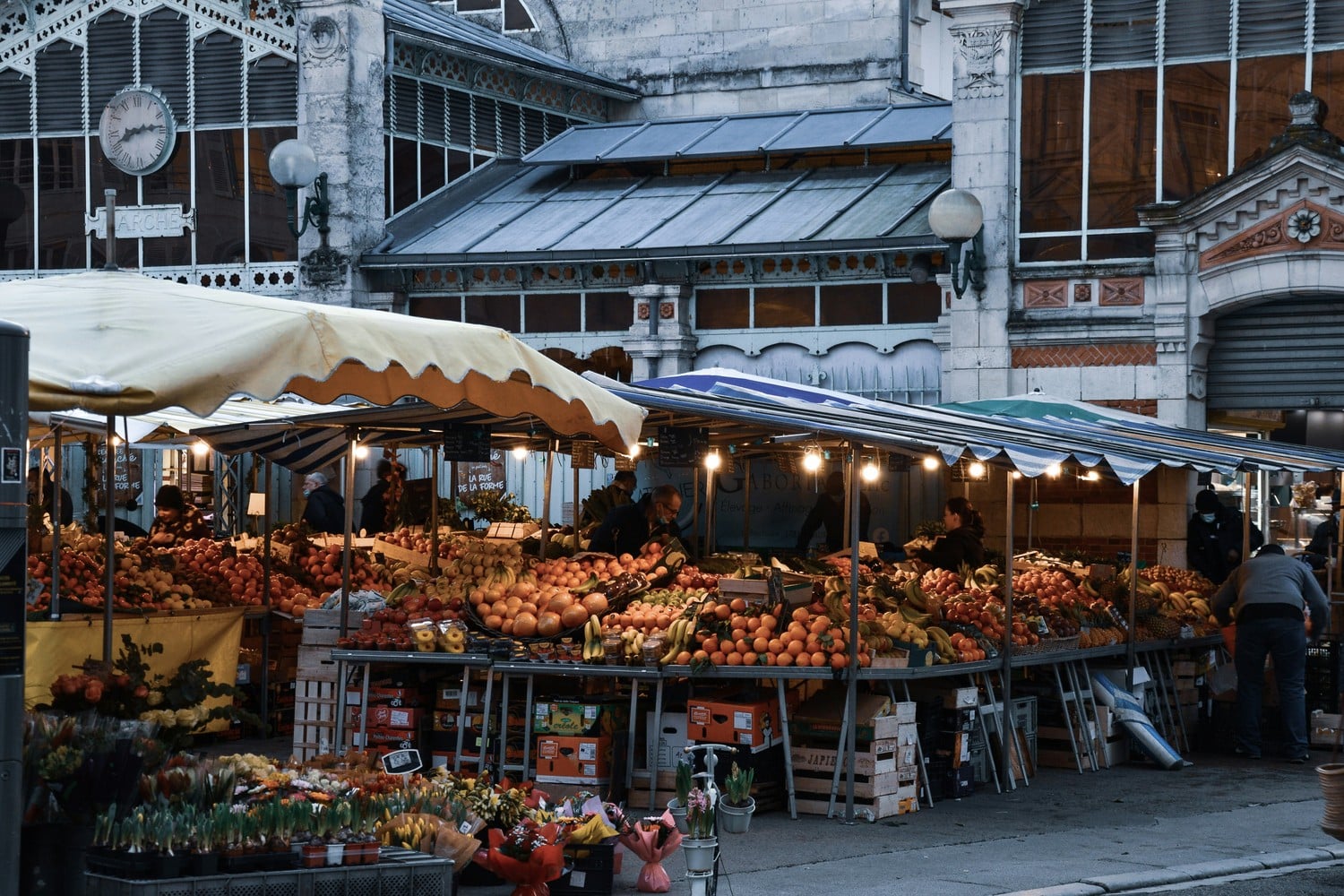 Intérieur de la halle gourmande du marché, présentant une variété de produits locaux.