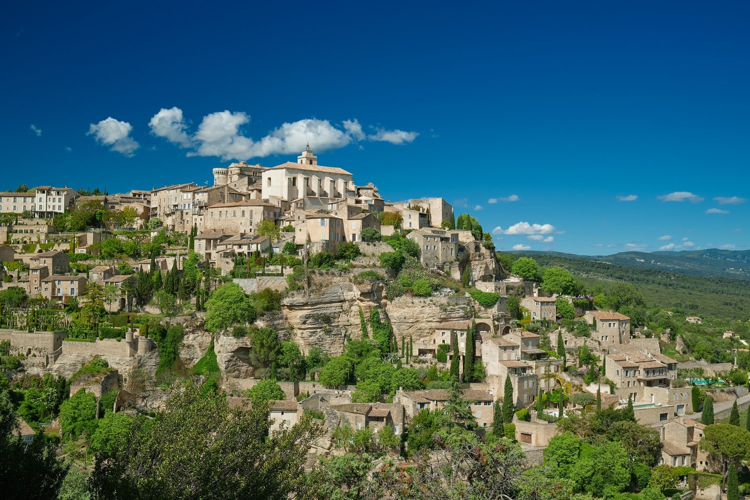 Vue du village perché de Gordes, en Provence