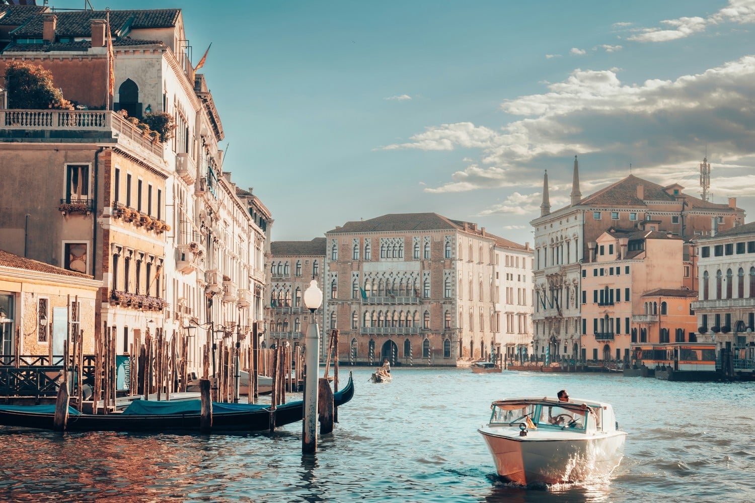 Vue des canaux de Venise avec des gondoles.