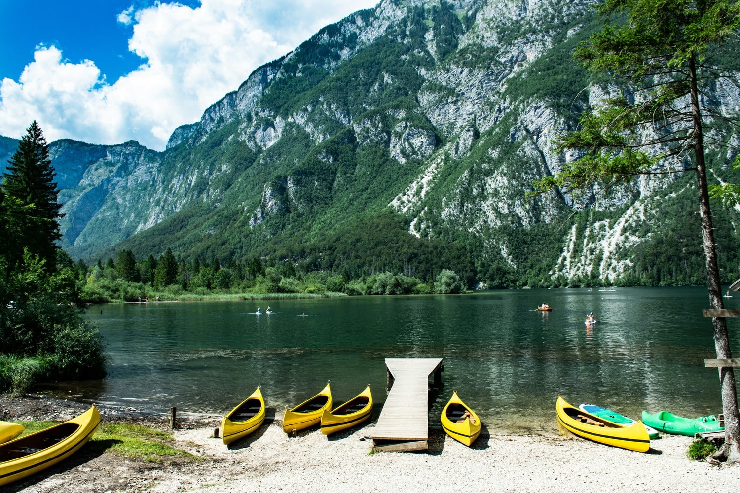 Personnes faisant du kayak sur le lac de Bohinj.