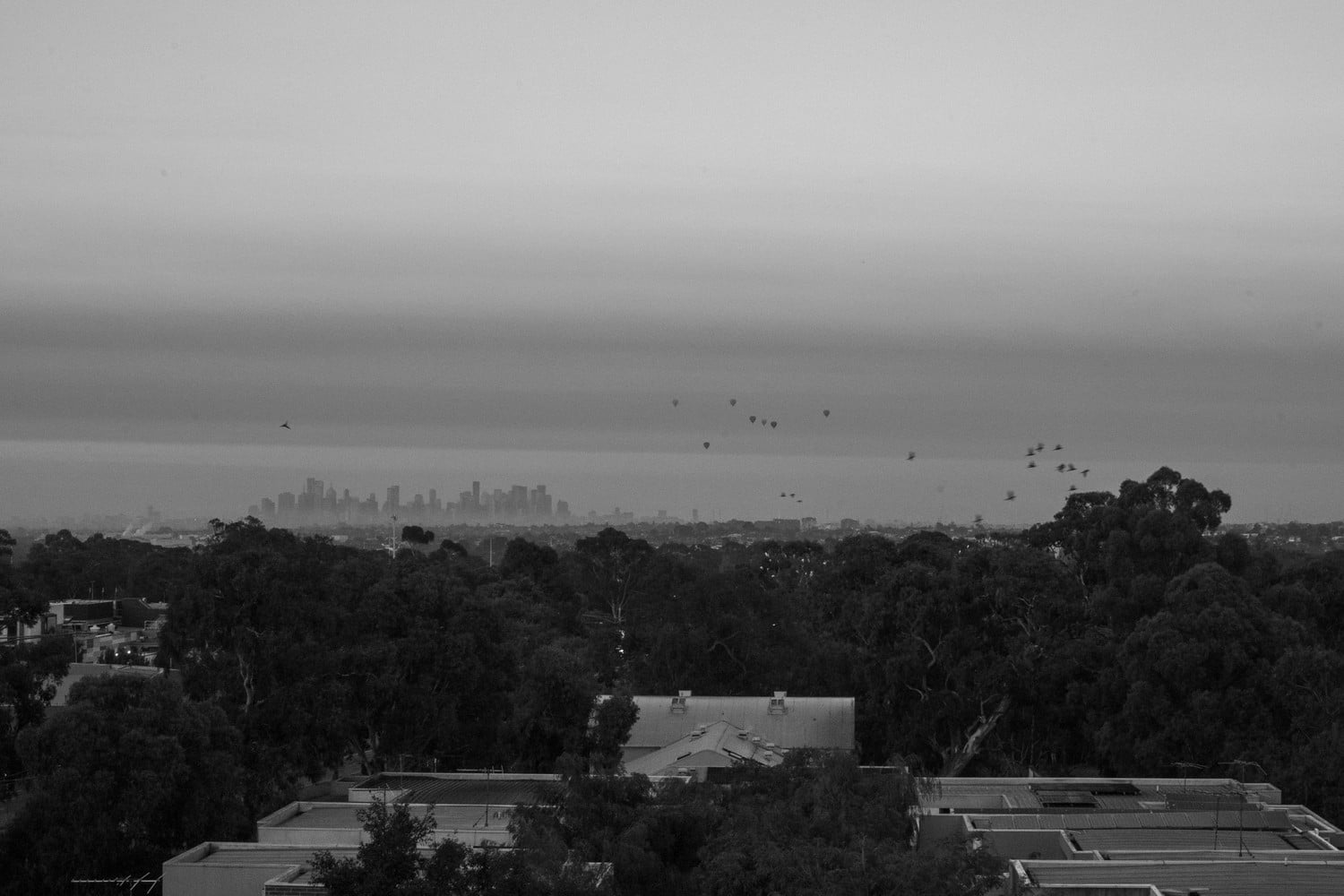 Panorama urbain illustrant différents coûts de la vie.