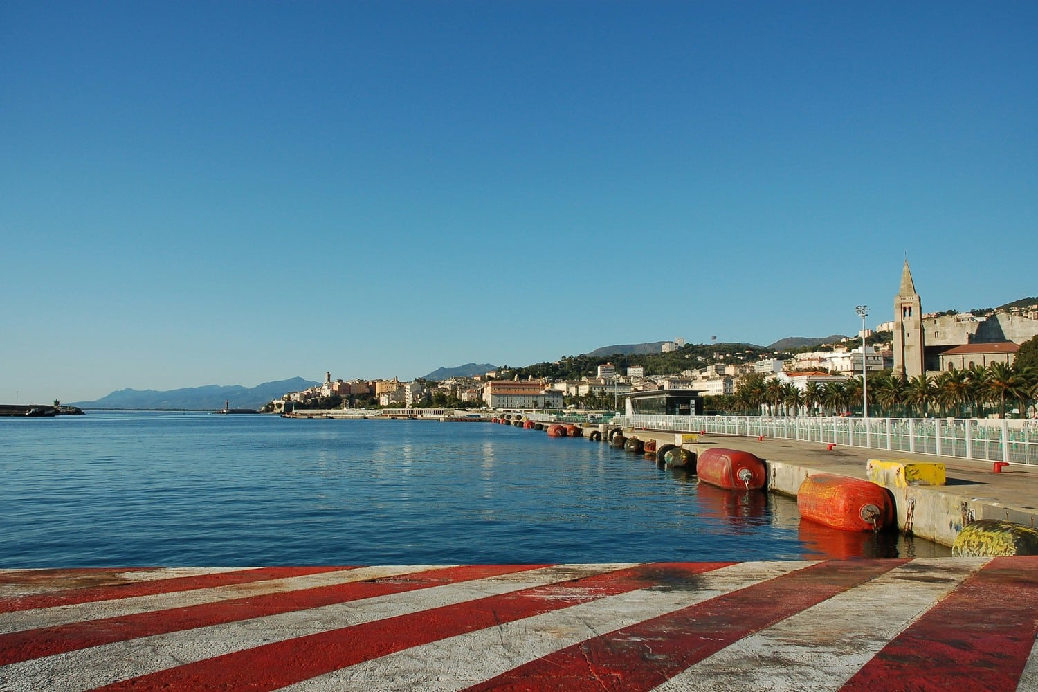 L'Esplanade de Corfou et le Liston, avec leurs arcades élégantes et leur ambiance animée.