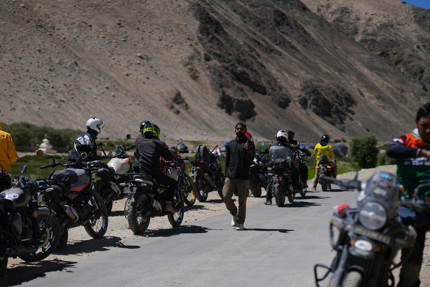 Un groupe de voyageurs explorant une destination ensemble.