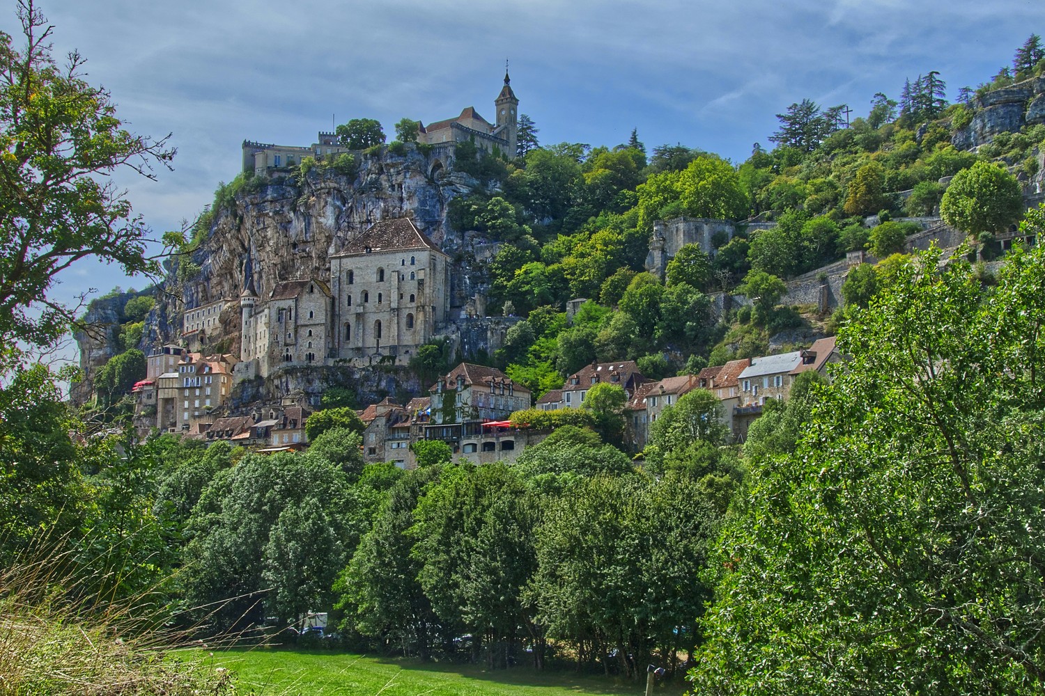 Vue plongeante sur la cité médiévale de Rocamadour accrochée à la falaise