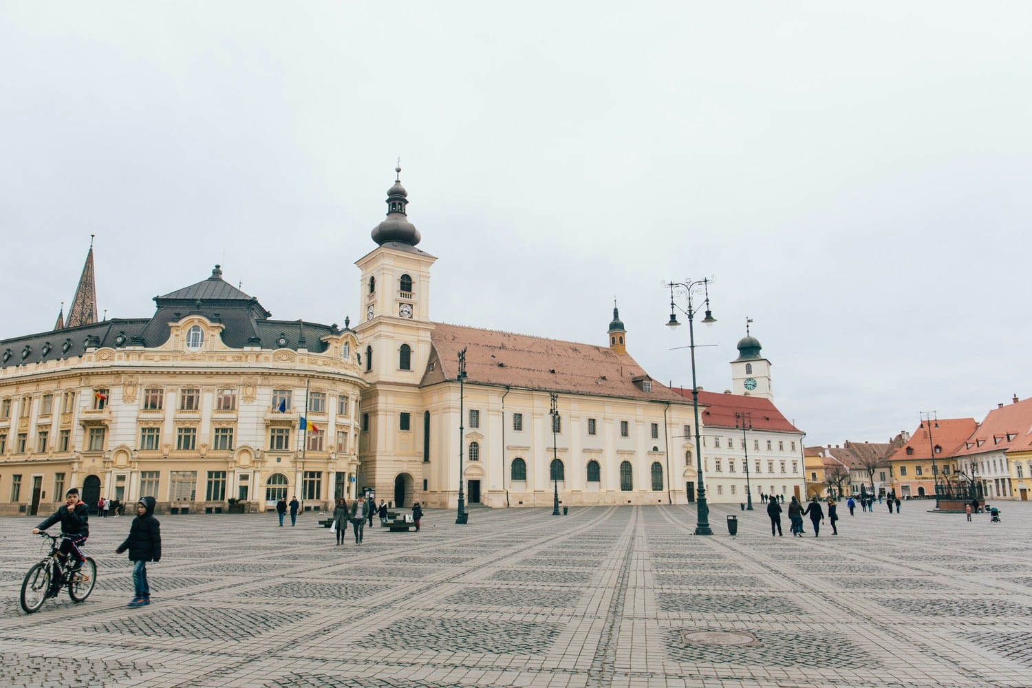 Architecture typique de la ville de Sibiu avec ses toits en forme d'yeux