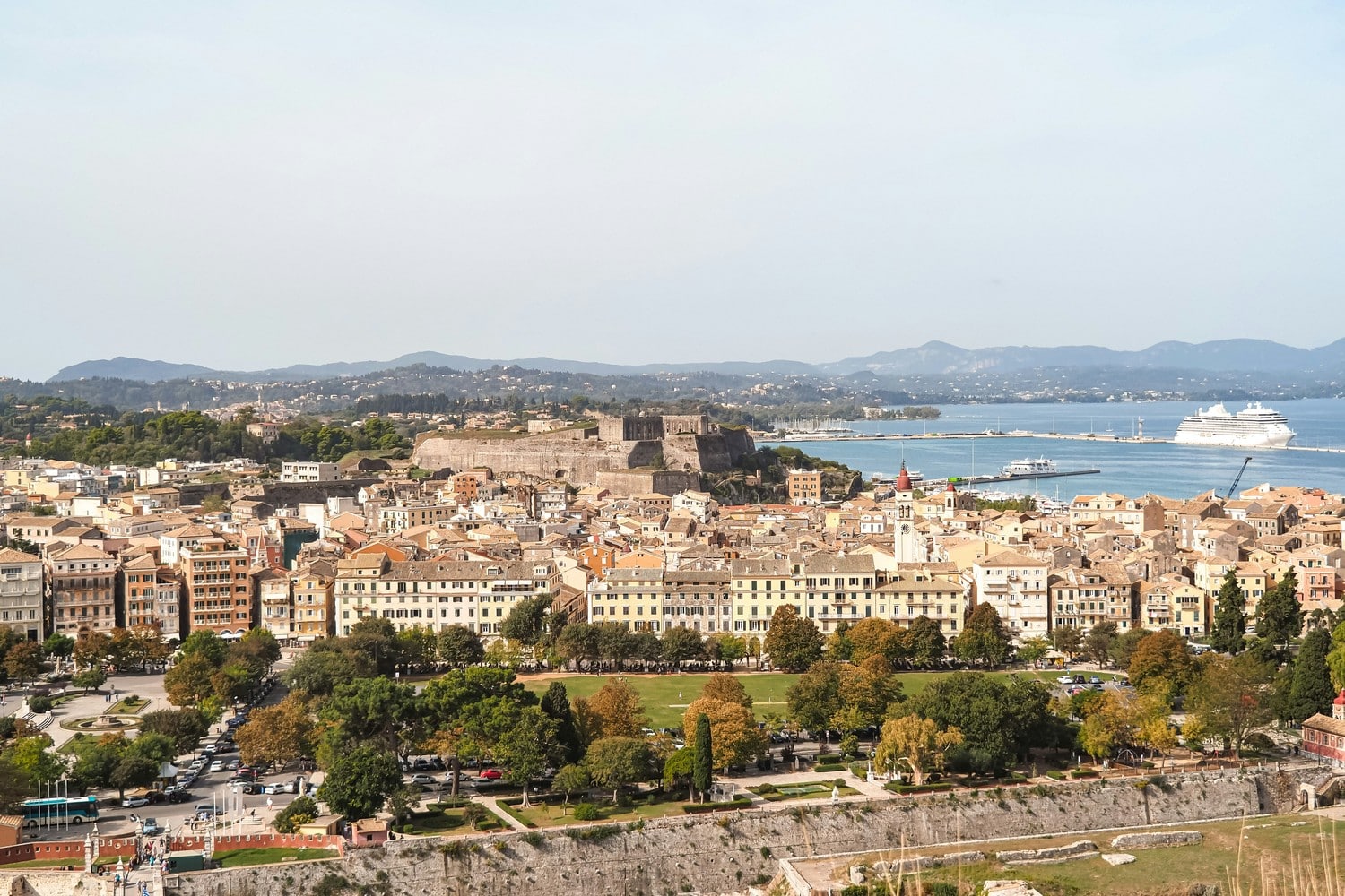 Une des forteresses de Corfou dominant la mer Ionienne.