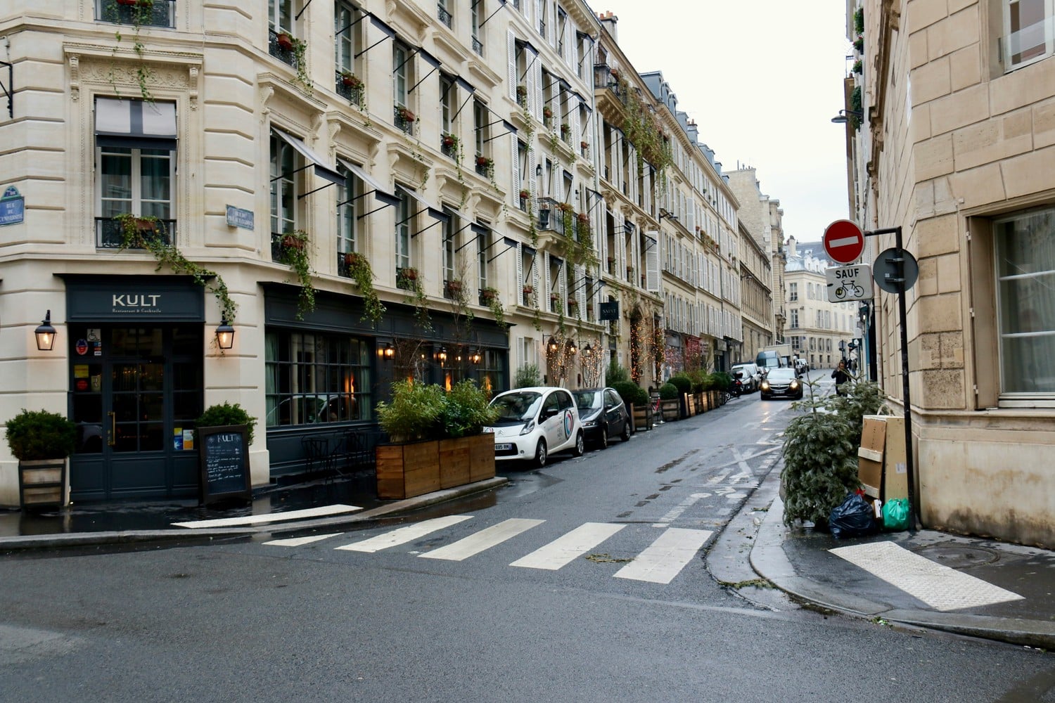 Une rue typique de Paris avec ses cafés et son architecture.