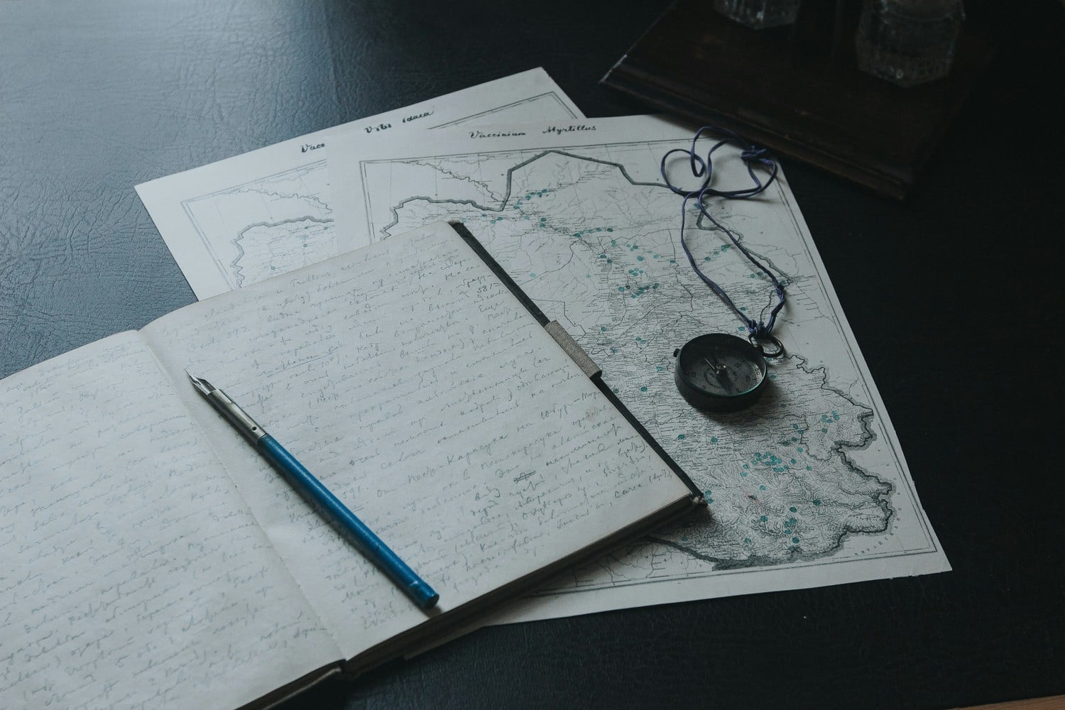 Une personne écrit dans un carnet de voyage en plein voyage.