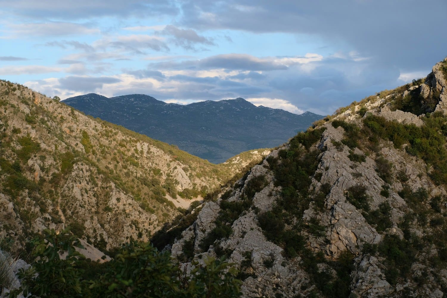 Vue panoramique sur le nord montagneux de Corfou.