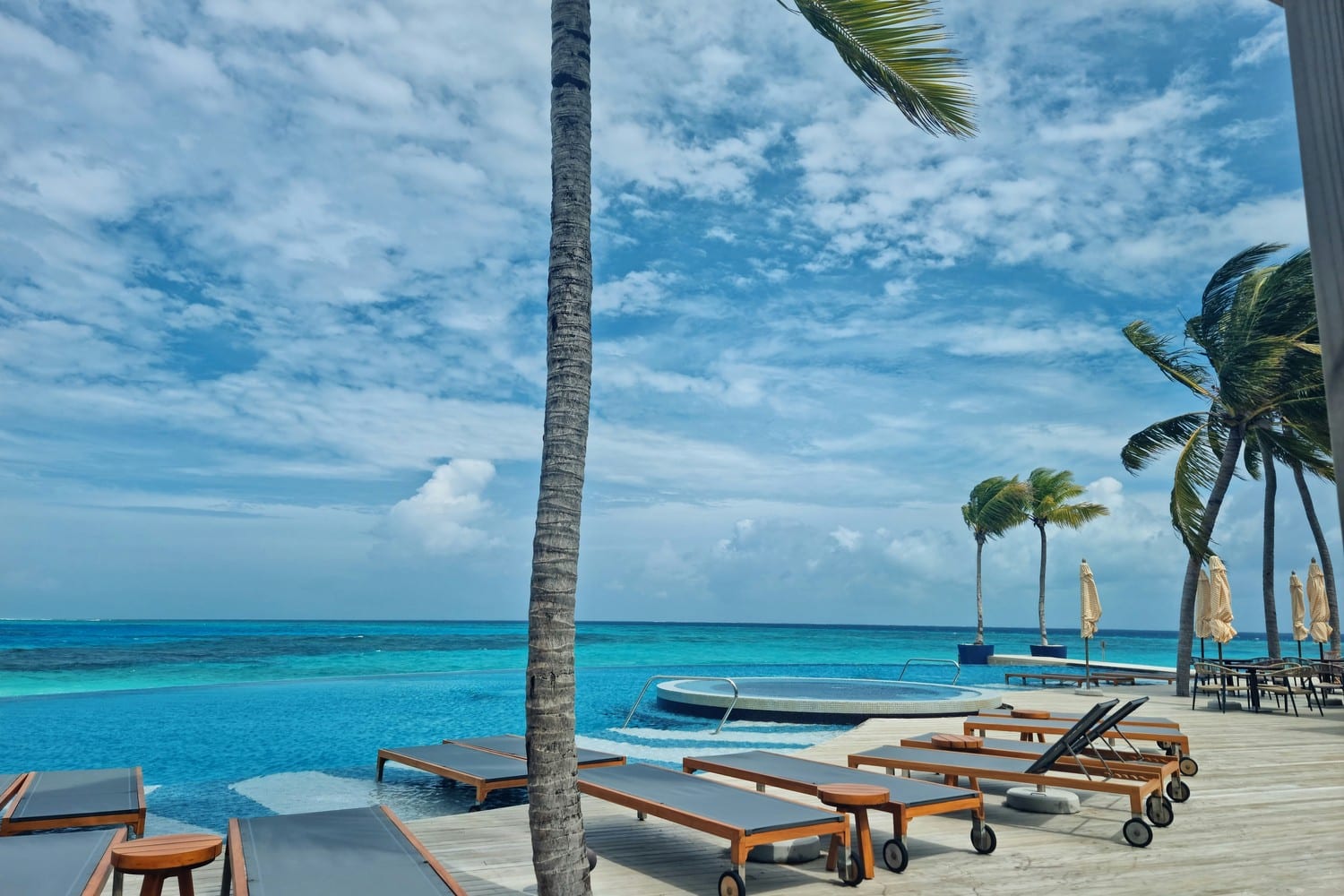 Plage de sable blanc et eau turquoise aux Maldives.
