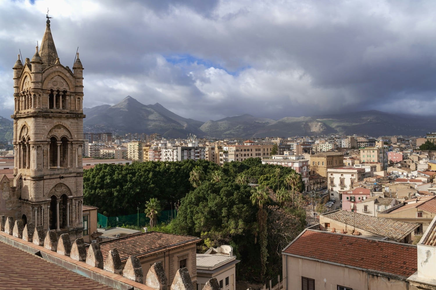 Vue de Palerme, Sicile, montrant son architecture historique.
