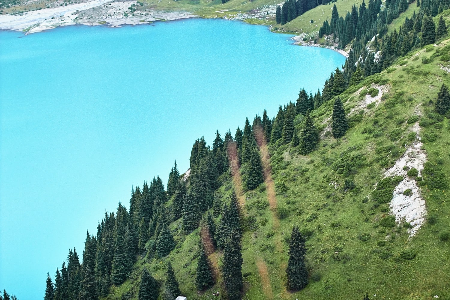 Lac dans les Alpes ou le Jura, paysage paisible et montagneux