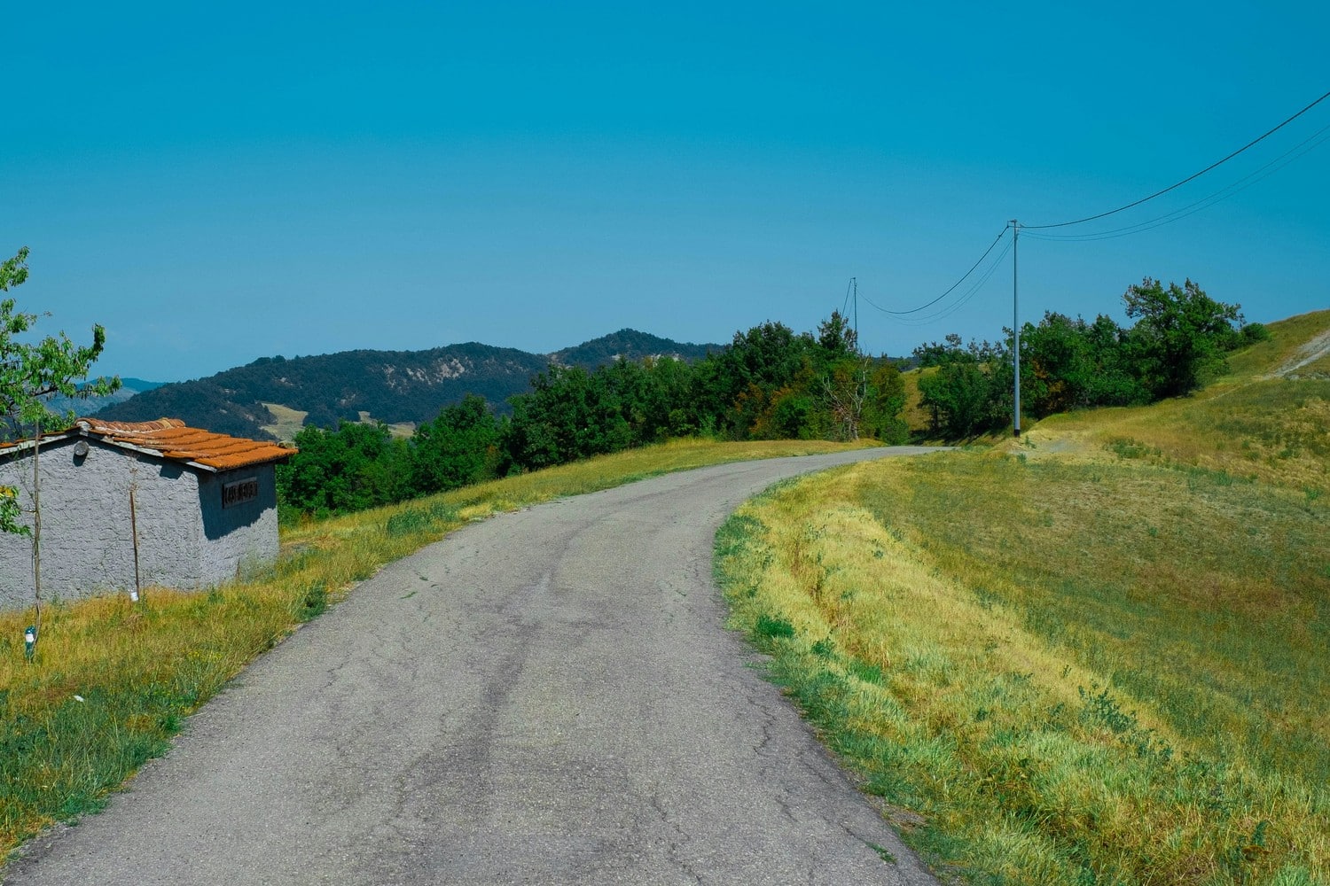 Routes sinueuses à travers la campagne italienne.