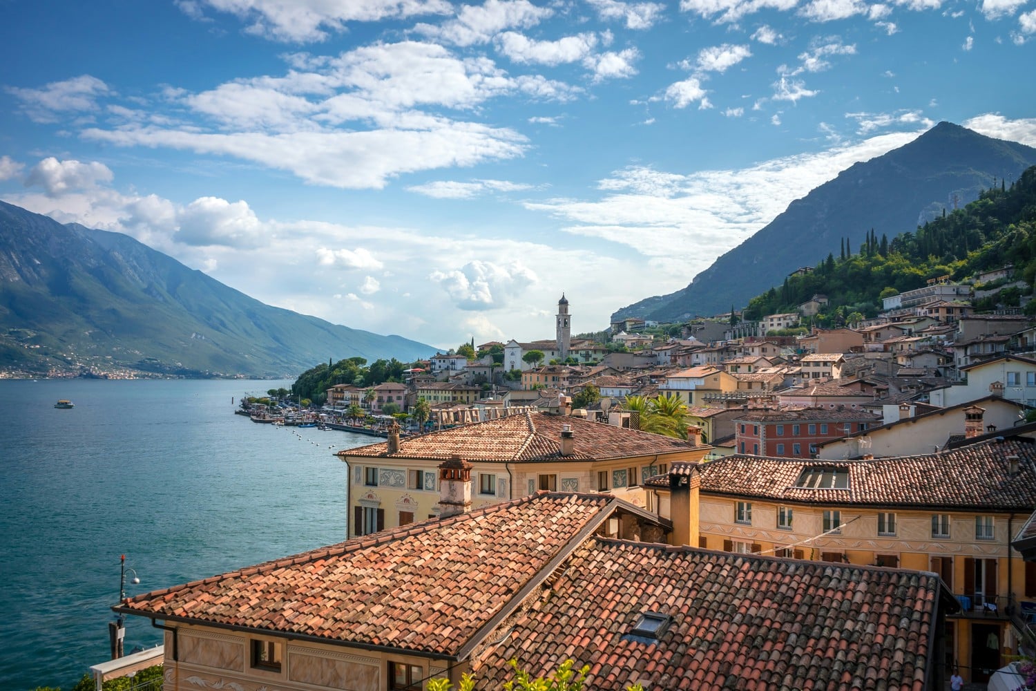 Vue de Limone sul Garda avec ses citronniers et falaises.