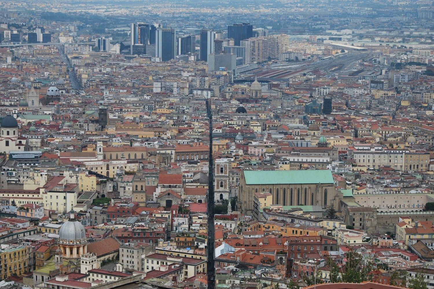 Rue animée à Naples, Italie