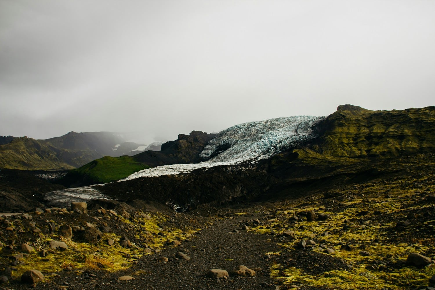 Photo d'un paysage islandais avec glaciers et volcans.