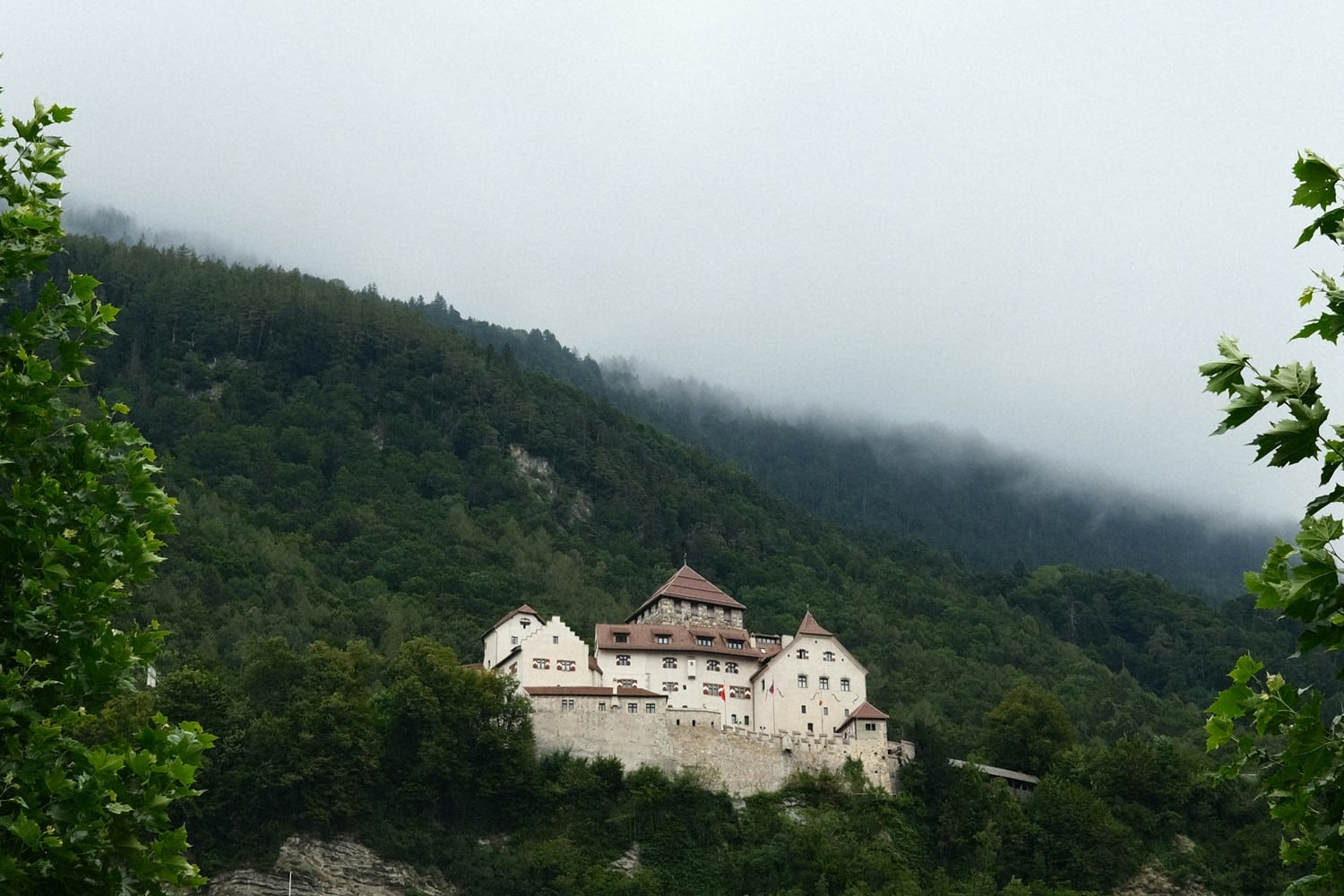 Vue emblématique de Kanoni avec le monastère des Vlachernes sur son îlot.