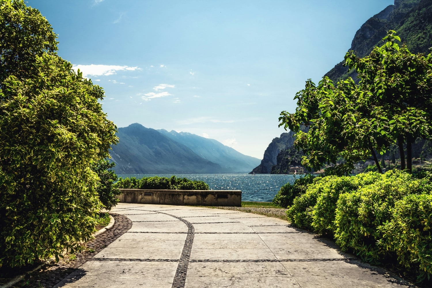 Vue élégante de Riva del Garda au bord du lac.