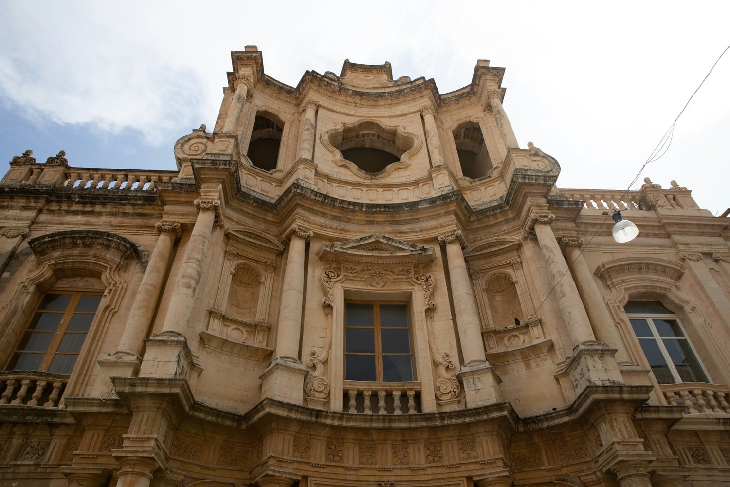 Architecture baroque typique du sud-est de la Sicile.