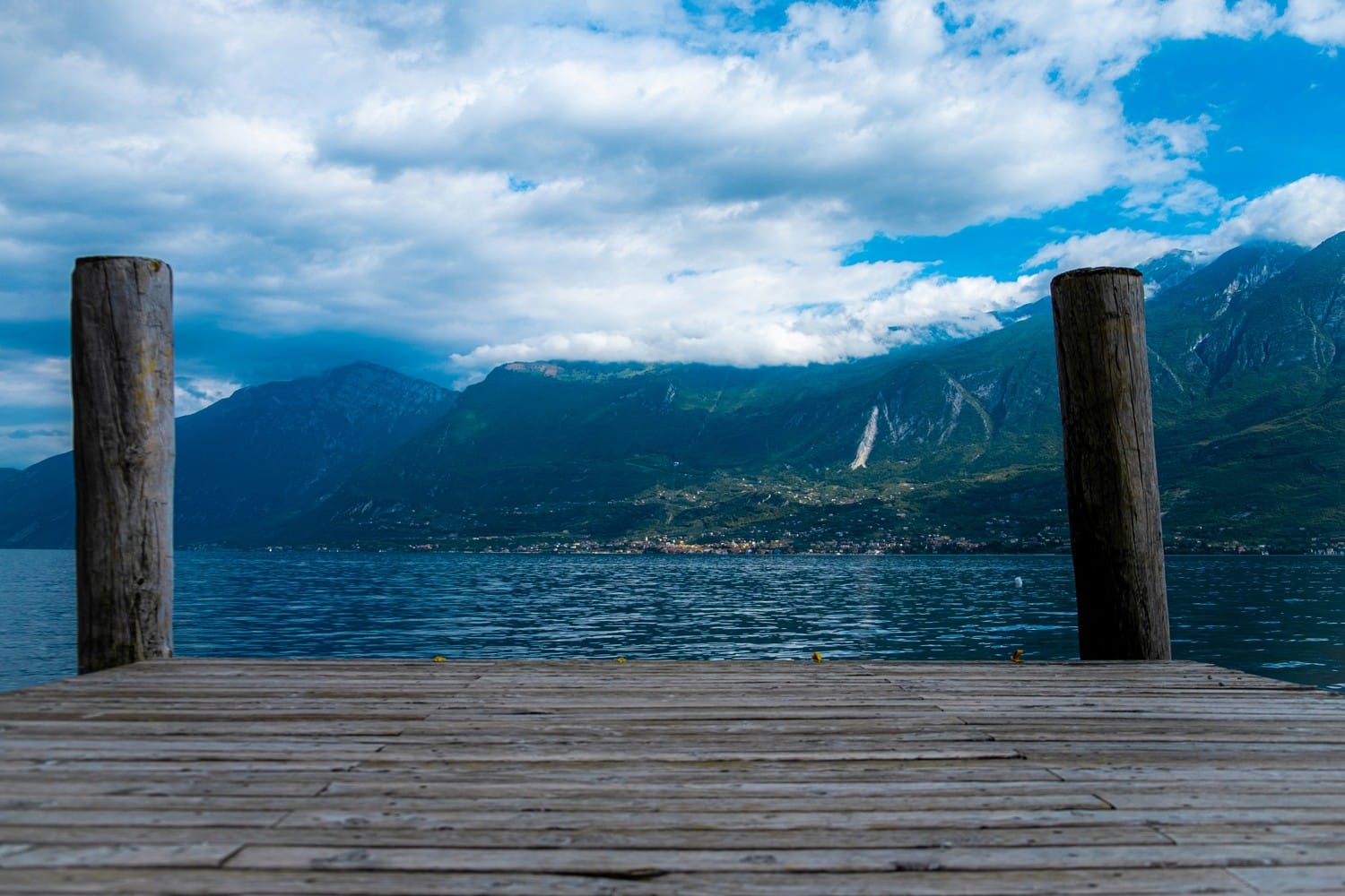 Vue authentique de Gargnano ou Torri del Benaco au bord du lac.