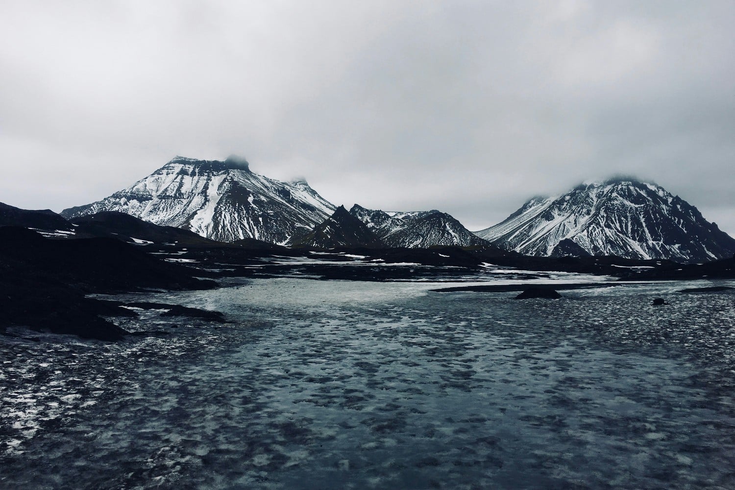 Paysage islandais avec des glaciers et des volcans.