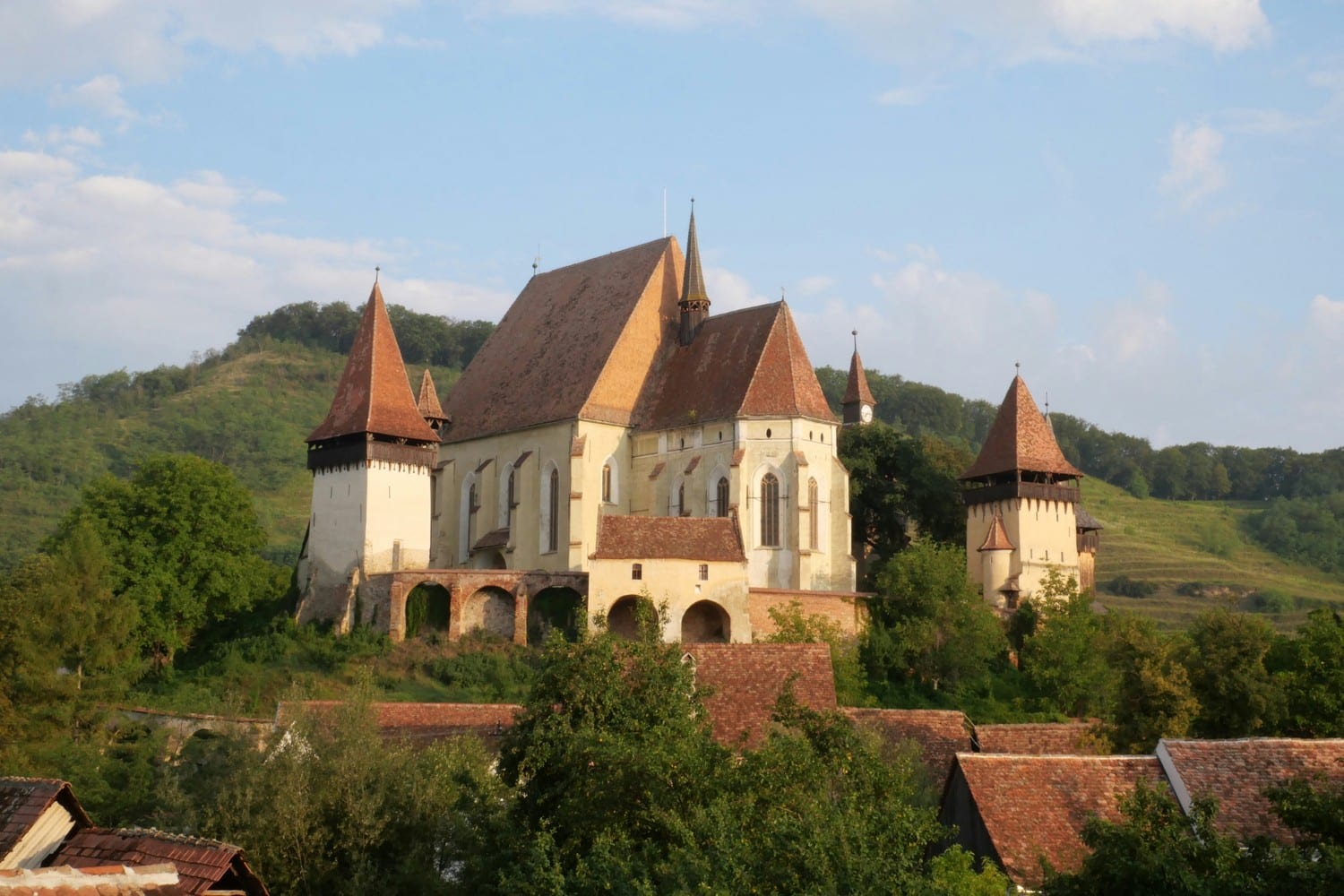 Une église fortifiée typique de Transylvanie, entourée de remparts