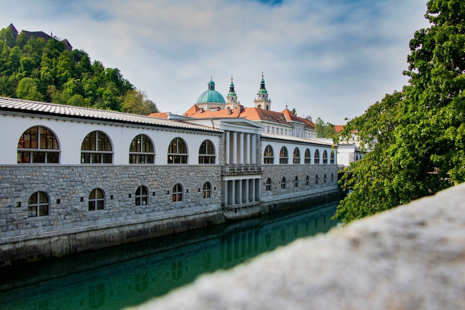 Terrasse ensoleillée de Gostilna na Gradu au château de Ljubljana.