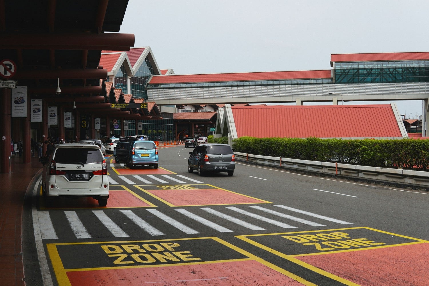 Des voyageurs se déplacent dans un aéroport, symbolisant un transfert.
