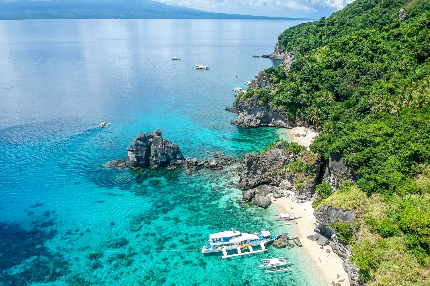 Bateau naviguant entre les îles aux Philippines