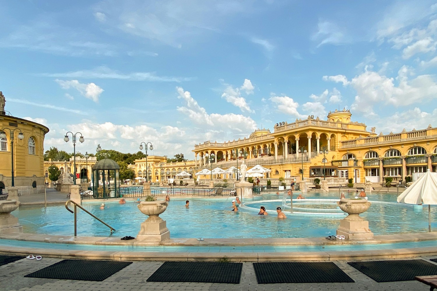 Personnes se relaxant dans une source thermale à Budapest