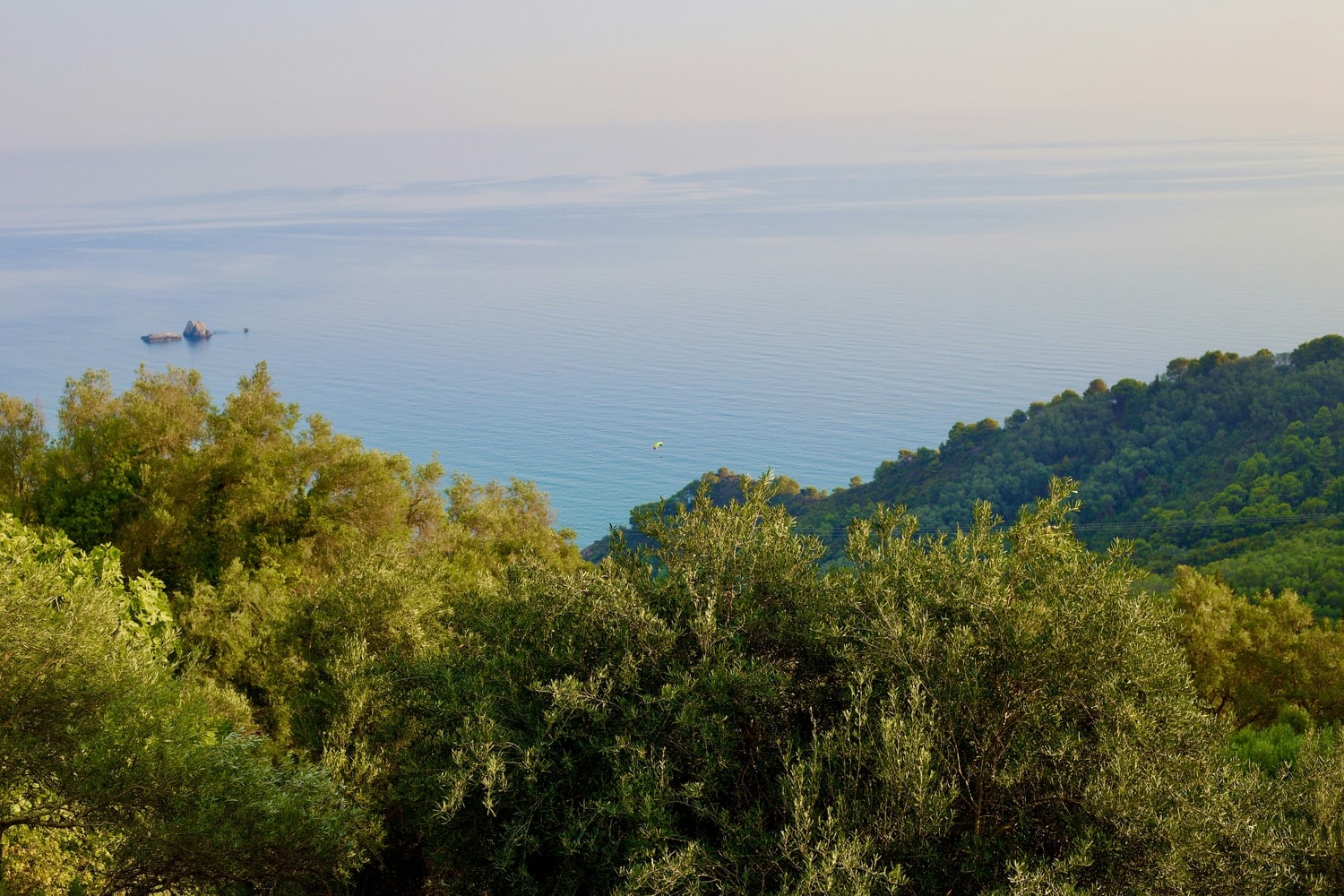 Paysage du nord de Corfou avec ses formations géologiques et ses villages.