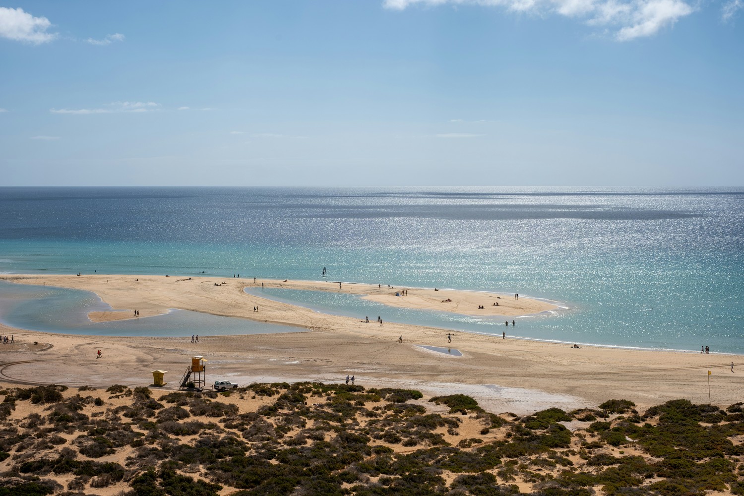 Plage de sable blanc sur la péninsule de Jandía, Fuerteventura.
