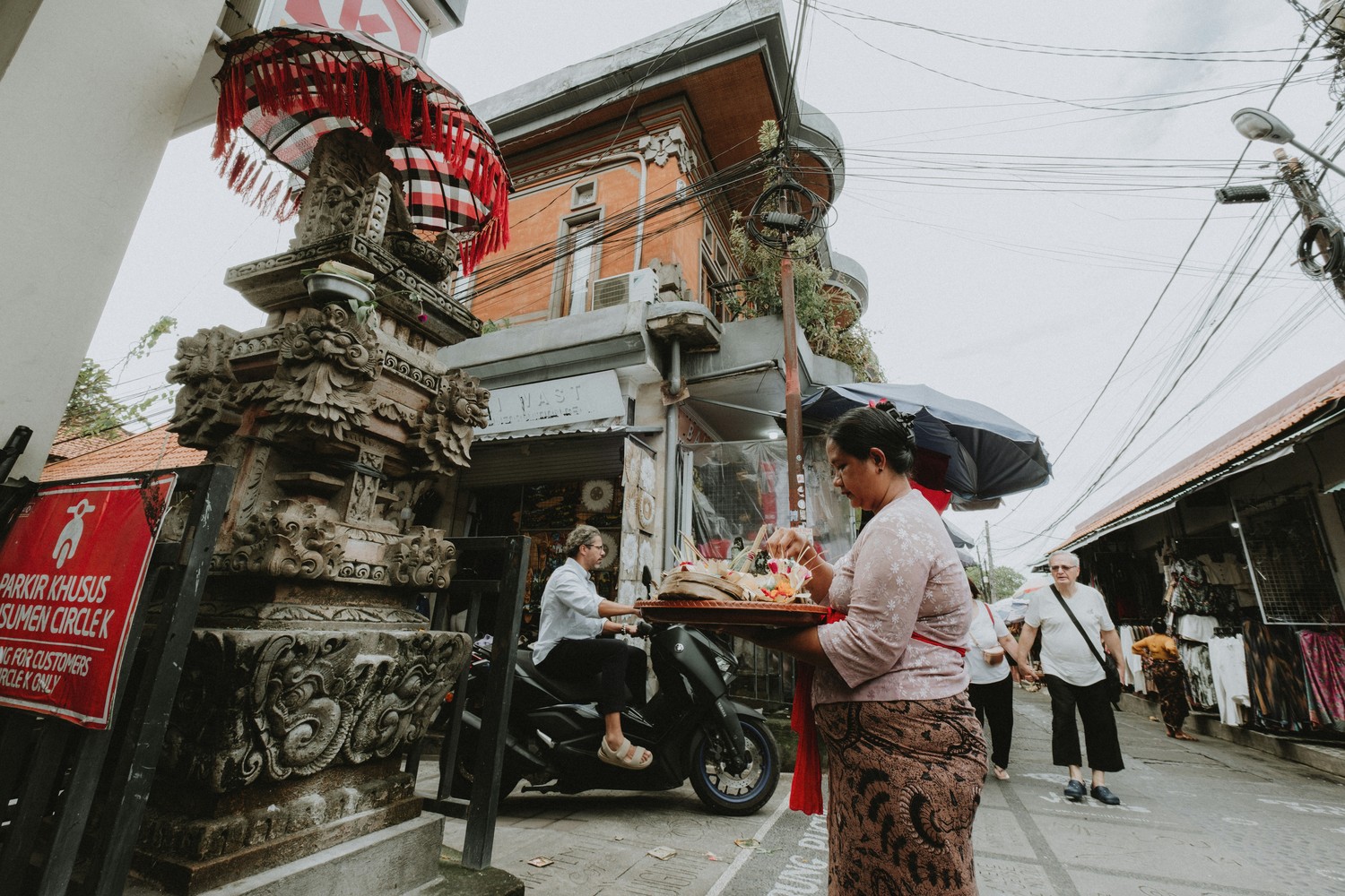 Marché animé dans le centre d'Ubud, Bali
